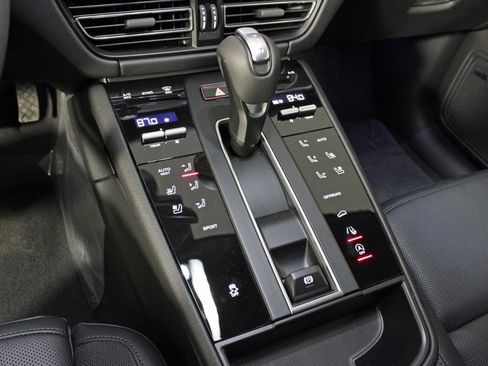 Used 2025 Porsche Macan image 28