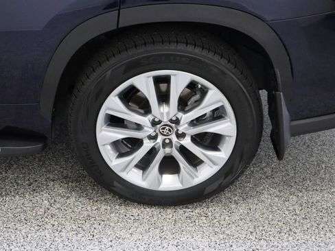 Used 2023 Toyota Highlander Limited FWD image 10