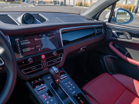 Certified 2026 Porsche Macan AWD/4WD image 15