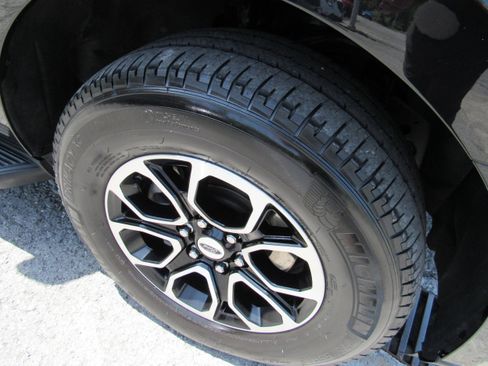 Used 2024 Ford Expedition XLT AWD/4WD image 11