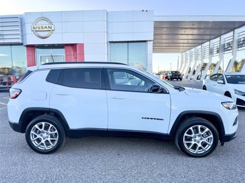 Used 2024 Jeep Compass Latitude w/ Sun and Sound Group image 8