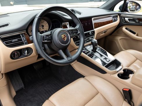 Certified 2023 Porsche Macan AWD/4WD image 4