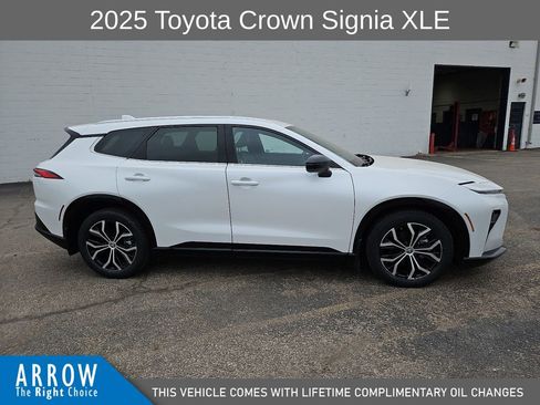 Used 2025 Toyota Crown Signia AWD/4WD image 14