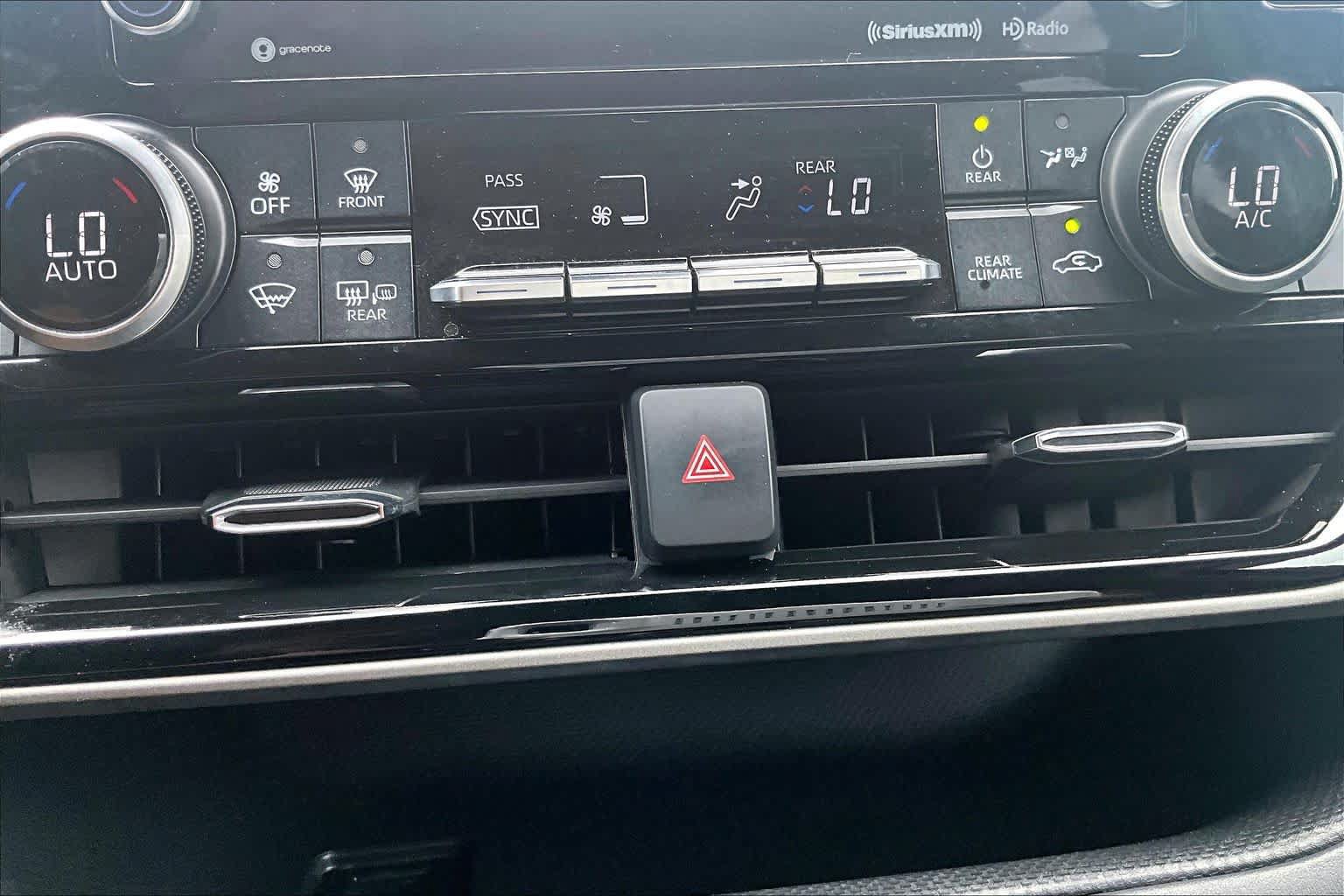 Used 2021 Toyota Highlander XLE AWD/4WD image 35