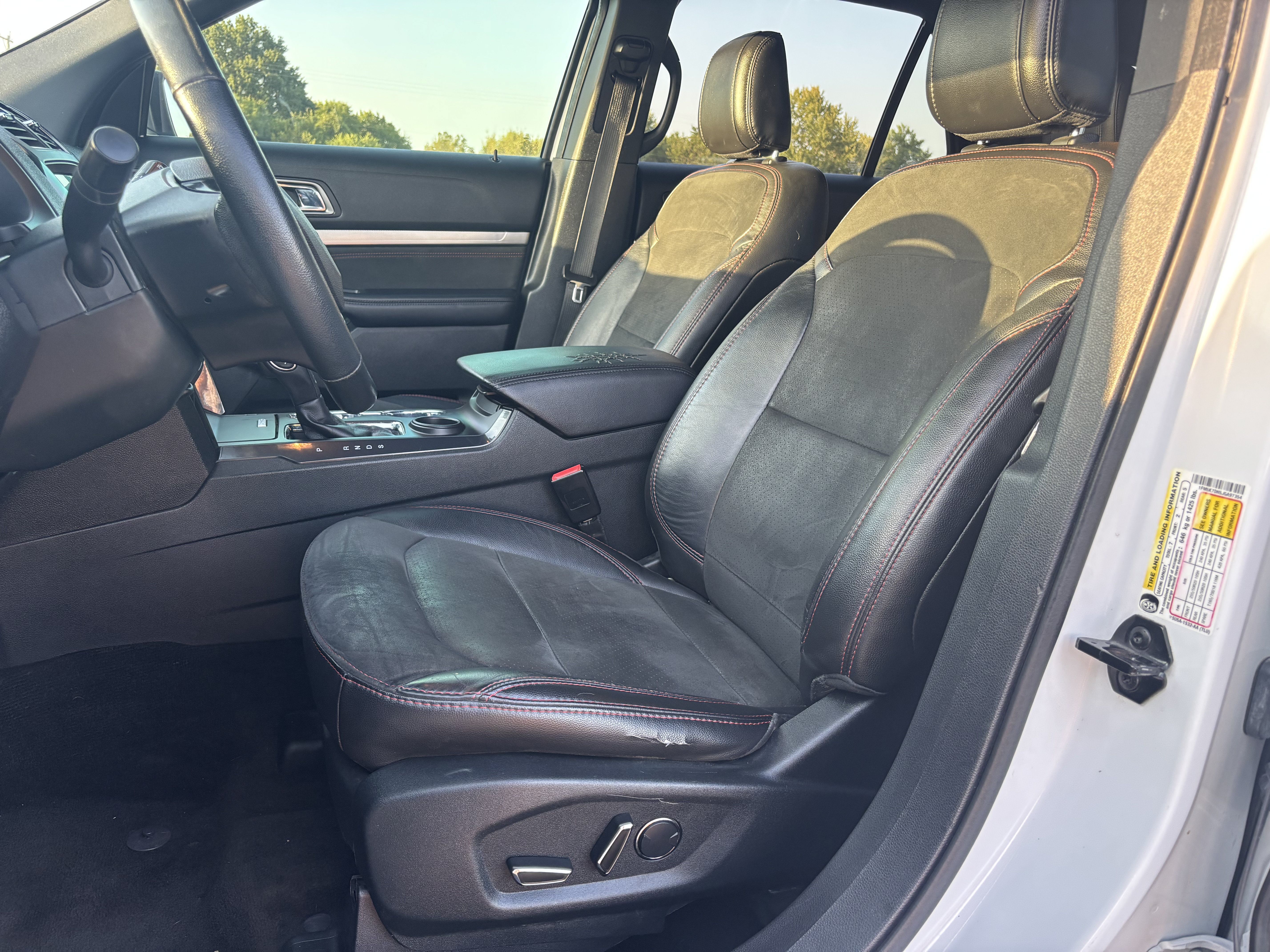 Used 2018 Ford Explorer XLT w/ Equipment Group 202A FWD image 9