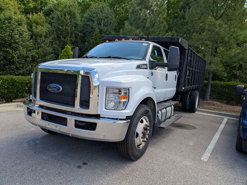 Used 2017 Ford F750 2WD Crew Cab Super Duty image 3