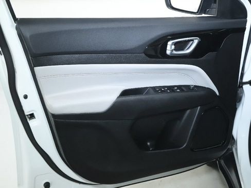 Used 2025 Jeep Compass Limited AWD/4WD image 15
