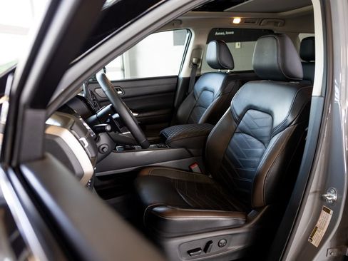 Used 2024 Nissan Pathfinder Platinum AWD/4WD image 9