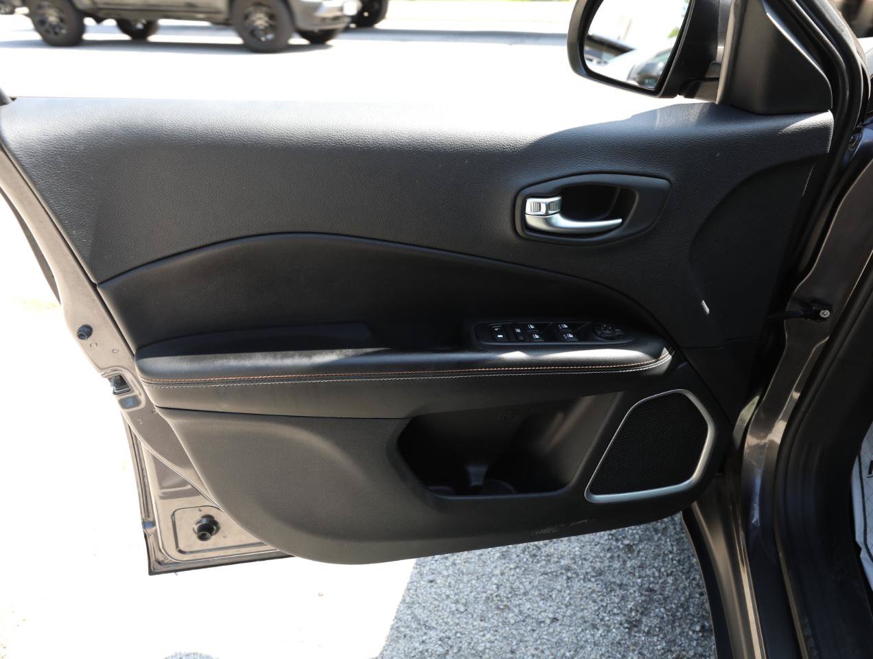 Used 2018 Jeep Compass Latitude w/ Popular Equipment Group FWD image 15