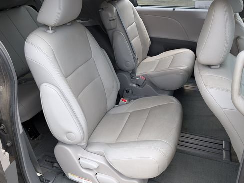 Used 2017 Toyota Sienna XLE FWD image 23