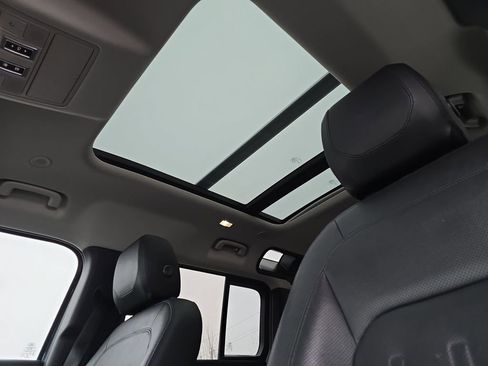 Used 2021 Land Rover Defender 110 SE image 30