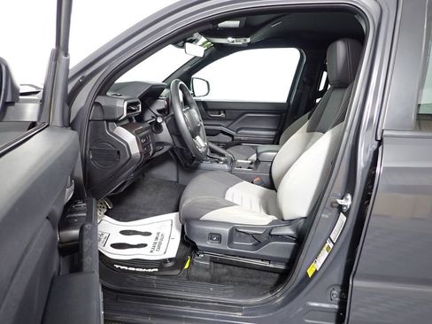 Used 2025 Toyota Tacoma TRD Sport image 21