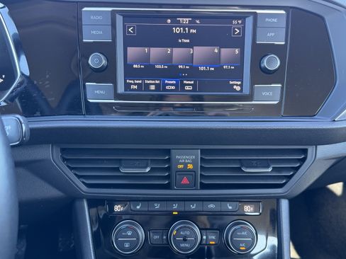 Used 2024 Volkswagen Jetta SE image 12