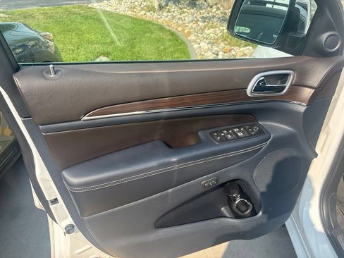 Used 2016 Jeep Grand Cherokee Overland w/ Advanced Technology Group AWD/4WD image 12