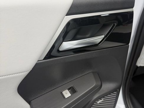 New 2025 Mitsubishi Outlander SE image 29