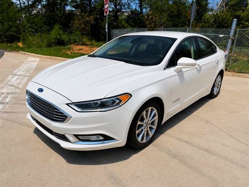 Used 2017 Ford Fusion SE w/ Equipment Group 602A FWD image 3