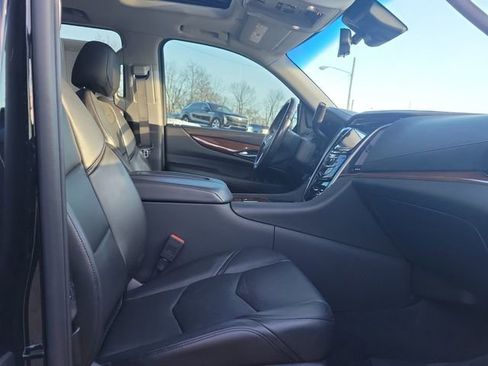 Used 2020 Cadillac Escalade Luxury w/ Escalade Sport Edition AWD/4WD image 32