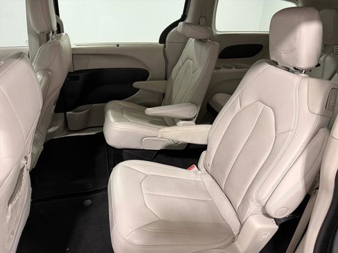 Used 2021 Chrysler Voyager Lxi image 14