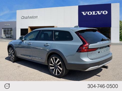 Certified 2022 Volvo V90 B6 Cross Country w/ Lounge Package AWD/4WD image 5