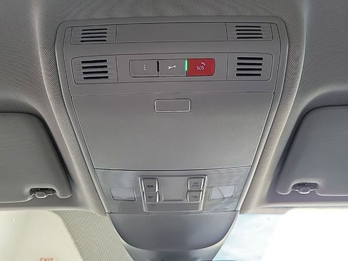 Used 2025 Volkswagen Taos SE AWD/4WD image 18