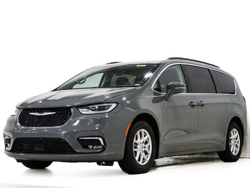 Used 2022 Chrysler Pacifica Touring-L FWD image 3