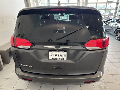 Used 2017 Chrysler Pacifica Touring FWD image 36