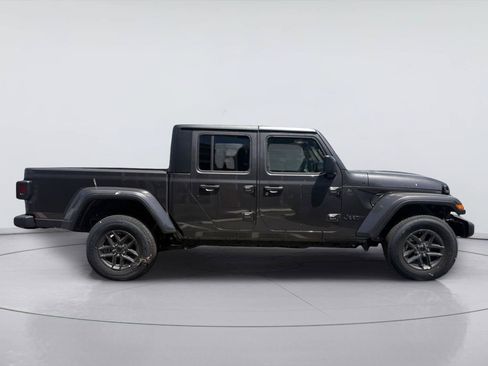 Used 2025 Jeep Gladiator Sport AWD/4WD image 7