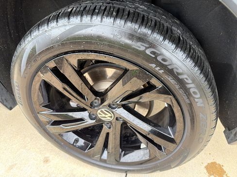 Used 2023 Volkswagen Tiguan SE R-Line image 10