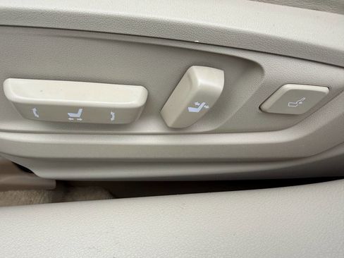 Used 2013 Lexus ES 300h Base 4dr Sedan image 18