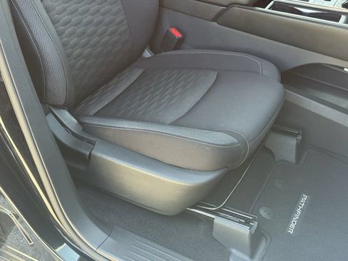 Used 2024 Nissan Pathfinder SV FWD image 18