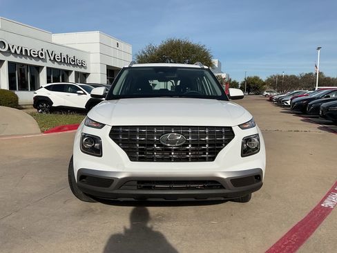 Used 2025 Hyundai Venue SEL image 3