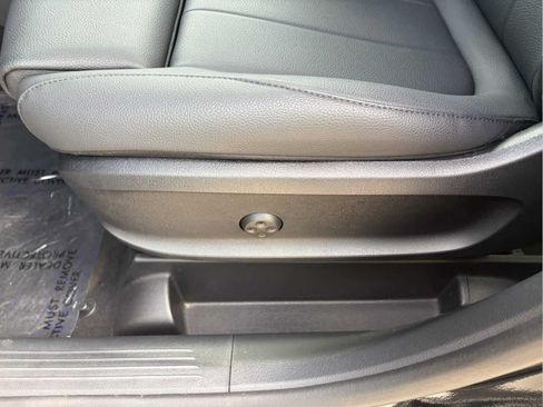 Used 2025 Mercedes-Benz GLB 250 4MATIC image 11