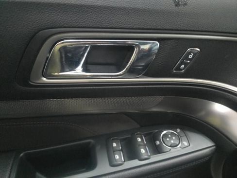 Certified 2018 Ford Explorer XLT w/ Equipment Group 202A FWD image 18