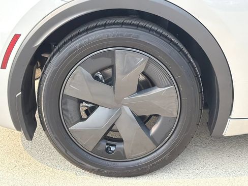 Used 2025 Toyota Prius LE FWD image 7