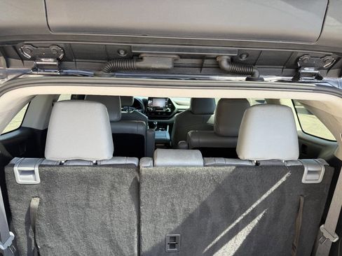 Used 2021 Toyota Highlander XLE AWD/4WD image 24