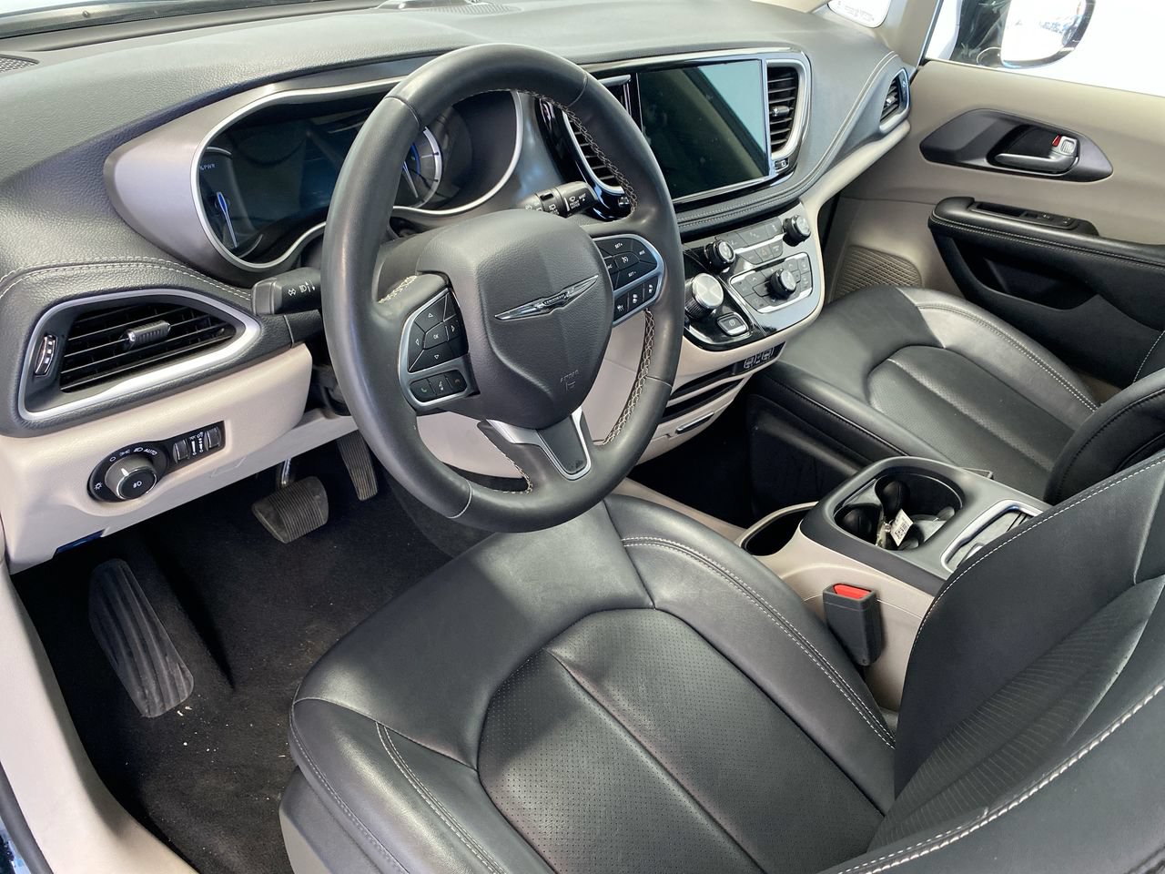 Used 2024 Chrysler Pacifica Limited FWD image 20