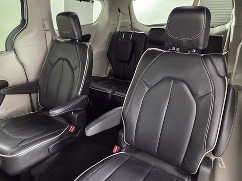 Certified 2024 Chrysler Pacifica Limited image 28