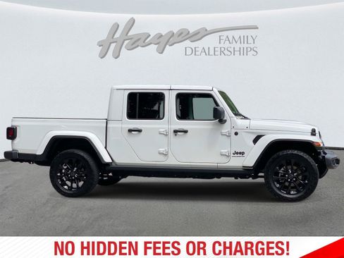 Used 2025 Jeep Gladiator Sport AWD/4WD image 2
