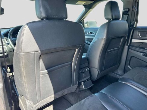 Used 2018 Ford Explorer XLT w/ Equipment Group 202A AWD/4WD image 17