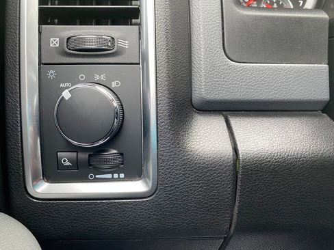 Used 2020 RAM 1500 Classic SLT image 23