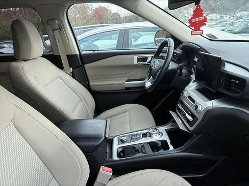 Used 2022 Ford Explorer XLT AWD/4WD image 5