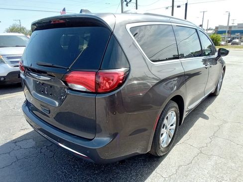 Used 2018 Chrysler Pacifica Touring-L FWD image 5