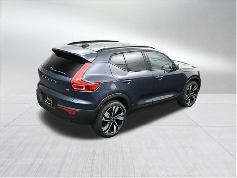 New 2026 Volvo XC40 B5 Ultra w/ Protection Package Premier AWD/4WD image 17