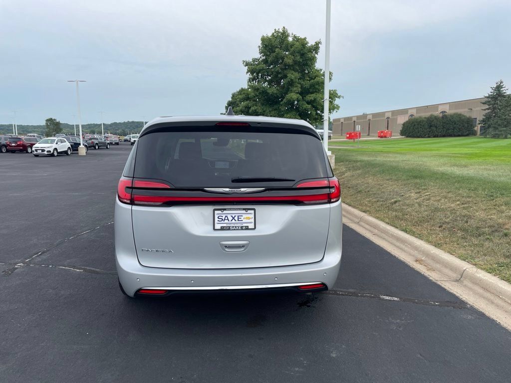 Used 2024 Chrysler Pacifica Touring-L FWD image 4