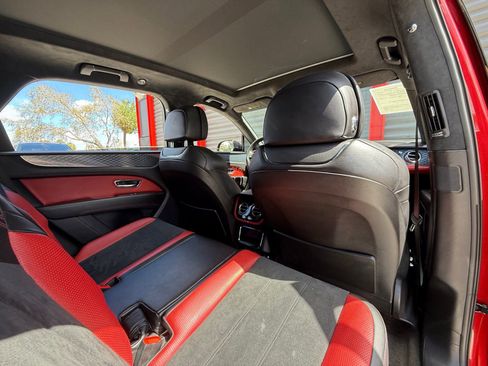 Used 2022 Bentley Bentayga image 22