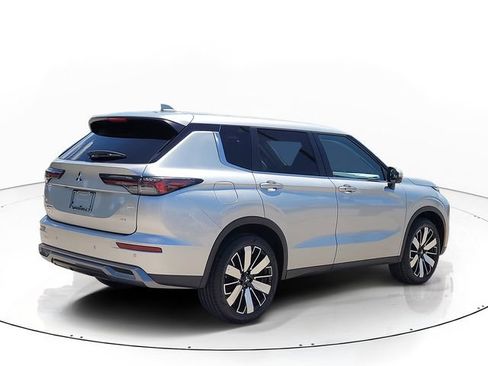 Used 2025 Mitsubishi Outlander SE FWD image 5