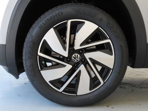 New 2025 Volkswagen Atlas SE image 28