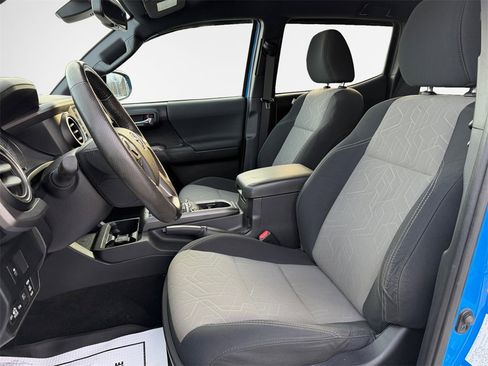 Used 2020 Toyota Tacoma TRD Sport image 12