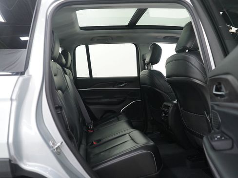 Used 2022 Jeep Grand Cherokee Limited image 12