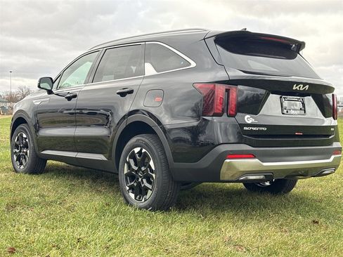 New 2025 Kia Sorento S image 6
